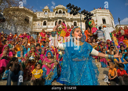 Eine Rajasthani Mädchen gekleidet in ihre schönsten Tänze auf dem GANGUR FESTIVAL auch bekannt als die MEWAR-FESTIVAL UDAIPUR RAJASTHAN Indien Stockfoto