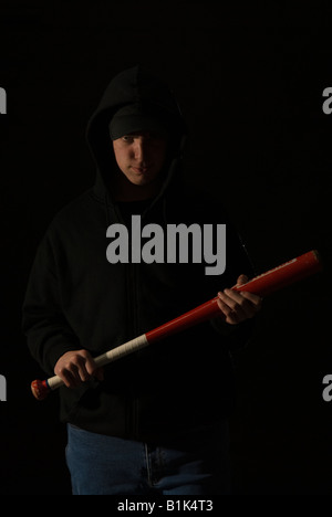 Hoody tragen Teenager Schläger mit Baseballschläger Stockfoto