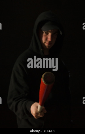 Hoody tragen Teenager Schläger mit Baseballschläger Stockfoto