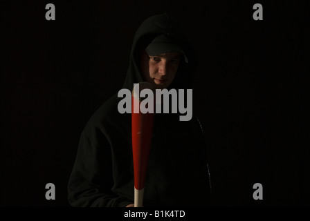 Hoody tragen Teenager Schläger mit Baseballschläger Stockfoto