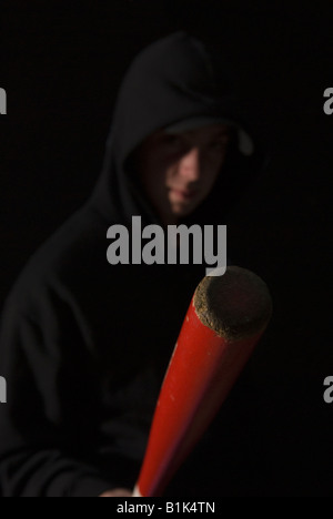 Hoody tragen Teenager Schläger mit Baseballschläger Stockfoto