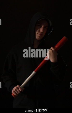 Hoody tragen Teenager Schläger mit Baseballschläger Stockfoto