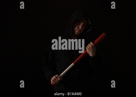 Hoody tragen Teenager Schläger mit Baseballschläger Stockfoto