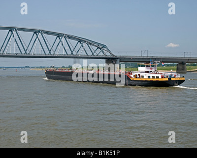 die Snelbinder-Brücke über den Rhein in Nijmegen Railwaybridge Zug Überquerung des Flusses mit einer barge Stockfoto
