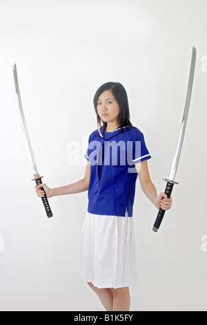 Mädchen Frau Japan japanisch Schwert Killer kill Bill Assassin Messer Schule einheitliche Kriminalität jungen Bushido Krieger Stockfoto