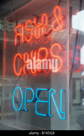 Beleuchteten Leuchtreklame inmitten einer Plexiglas-Kasten hängen in reflektierende Fenster besagt in roten und blauen Fisch & Chips offen Stockfoto