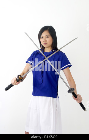 Mädchen Frau Japan japanisch Schwert Killer kill Bill Assassin Messer Schule einheitliche Kriminalität jungen Bushido Krieger Stockfoto