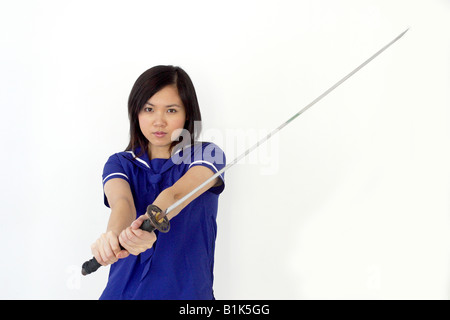 Frau Japan ausgewahlt Schwert killer Kill Bill Assassin Messer Schule einheitliche Verbrechen jung Mädchen Stockfoto