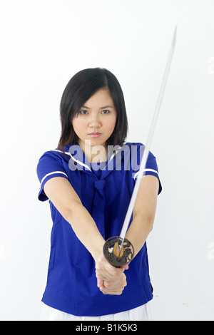 Mädchen Frau Japan japanisch Schwert Killer kill Bill Assassin Messer Schule einheitliche Kriminalität jungen Bushido Krieger Stockfoto