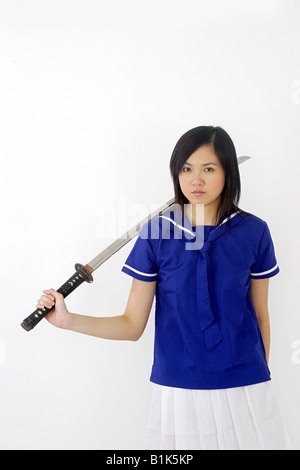 Mädchen Frau Japan ausgewahlt Schwert killer Kill Bill Assassin Messer Schule einheitliche Verbrechen Stockfoto