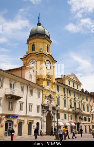 Barocke Civic Tower clock Gateways in der Fußgängerzone Korzo Straße mit Menschen in City Shopping Centre. Rijeka Istrien Kroatien Europa Stockfoto