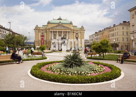 Kroatisches Nationaltheater und Opernhaus aus Gärten im Stadtzentrum. Rijeka Istrien Kroatien Europa Stockfoto