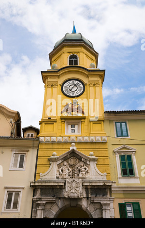 Rijeka Kroatien Europa 18. Jahrhundert Barock Civic Turmuhr und Gateway in Korzo Straße im Stadt Zentrum Gradski Toranj Stockfoto