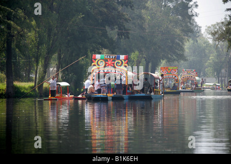 Boote auf den Kanälen der schwimmenden Gärten von Xochimilco-Mexiko-Stadt wird durch eine Mariachi-Band ein Ständchen Stockfoto