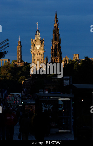 Blick auf das Scott Monument, das Balmoral Hotel und der Nelson Denkmal an der Princes Street von Edinburgh am August 2007 Stockfoto