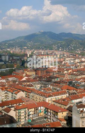 Die Stadt Turin, Piemont, Italien, mit der Basilica di Superga, erbaut von Architekt Filippo Juvarra, auf dem Hügel im Hintergrund. Stockfoto