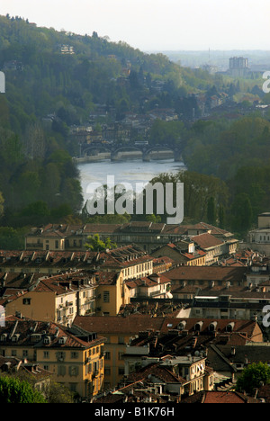 Die Stadt Turin, Piemont, Italien, mit dem Fluss Po durchzogen. Stockfoto