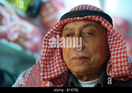 Ein Alter Mann steht hinter seinem Stall Brotbacken in der geschäftigen arabischen Viertel der Jerusalemer Altstadt. Stockfoto