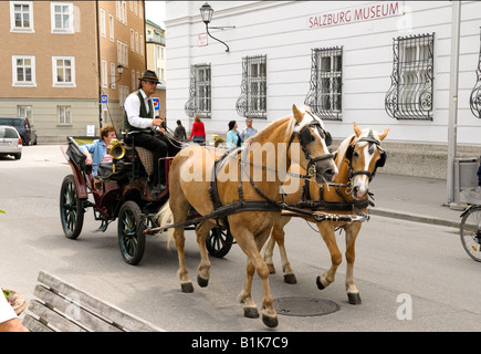 Pferdekutsche, vorbei an das Salzburg Museum, Salzburg, Österreich Stockfoto
