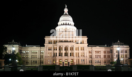 Ein schönes sauberes Bild von der Texas State Capitol Building in der Innenstadt von Austin Texas in der Nacht Stockfoto