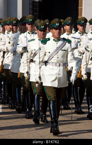 Mitglieder der Carabineros de Chile changing of the Guard auf den Präsidentenpalast in der Stadt von Santiago in Chile Südamerika Stockfoto