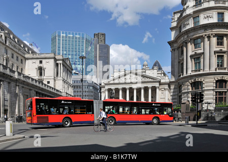 City Square Meile London ohne Werbung kein roter eindeckiger Busradrennfahrer verhandelt die Bank of England Road Junction England UK Stockfoto