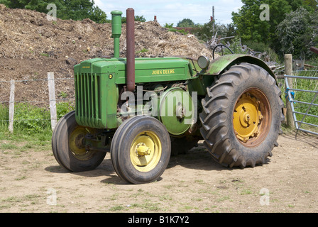 Vintage John Deere Traktor in un-restaurierte alltägliches Zustand auf einer Farm in Hampshire, England. Stockfoto