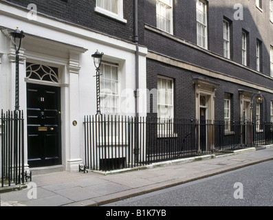 11 Downing Street Tür offizielle Residenz des Schatzkanzlers mit Nummer 10 über London England Großbritannien Stockfoto