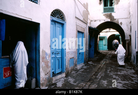 Frauen in einer Straße in der Medina von Tunis Tunesien Nordafrika Stockfoto