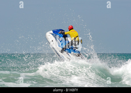 Rettungsschwimmer auf einem Jet Ski während Zapcat Rennen im Watergate Bay, Cornwall Stockfoto