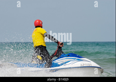 Rettungsschwimmer auf einem Jet Ski während Zapcat Rennen im Watergate Bay, Cornwall Stockfoto