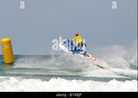 Rettungsschwimmer auf einem Jet Ski während Zapcat Rennen im Watergate Bay, Cornwall Stockfoto