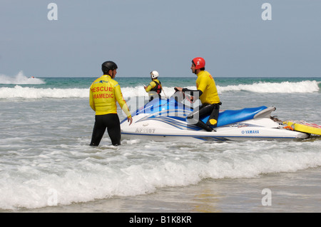 Rettungsschwimmer und Sanitäter auf einem Jet ski während Zapcat racing an Watergate Bay, Cornwall Stockfoto