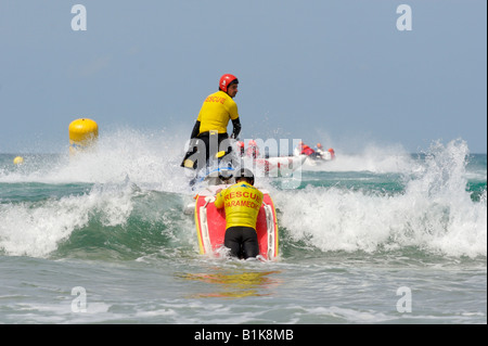 Rettungsschwimmer und Sanitäter auf einem Jet ski während Zapcat racing an Watergate Bay, Cornwall Stockfoto