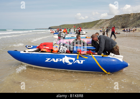 Ein Zapcat Rennboot vorbereitet für eine Runde von Zapcat National Championship 2008 im Watergate Bay, Cornwall Stockfoto