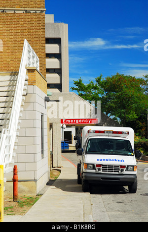 Krankenwagen in von der Notfall-Eingang eines Krankenhauses Stockfoto