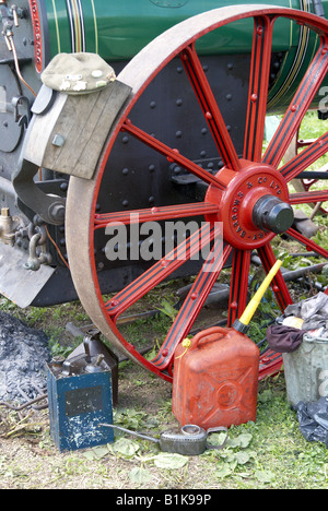 Öldosen und andere Utensilien durch das Eisenrad eine stationäre Dampfmaschine bei einer Dampf- und Oldtimer Rallye. Stockfoto