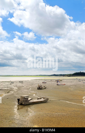 Angelboote/Fischerboote auf dem Meeresboden bei Ebbe in Cancale Brittany France Stockfoto