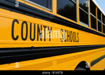 Seite des gelben öffentlichen Schulbus für die Grafschaft Schulsystem Stockfoto