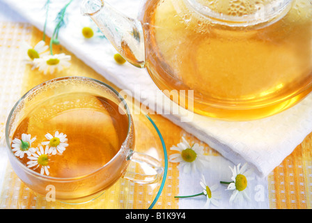 Teetasse und Teekanne mit beruhigenden Kamillentee Stockfoto