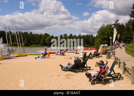 Menschen auf Urlaub bei Center Parcs an Elveden in der Nähe von Thetford, Großbritannien Stockfoto