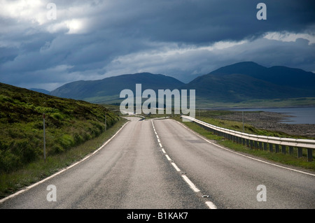 Leere offene Straße, die A835 nach Ullapool von Inverness, North West Highland Schottland Nordküste 500 Stockfoto