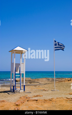 Crete Strand weiße Rettungsschwimmer Turm am Strand von Malia auf der griechischen Mittelmeer Insel von Cr.ete mit griechischer Flagge Stockfoto