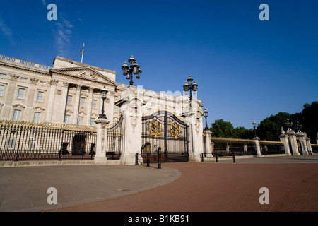 Tor und Vorderseite des Buckingham Palace an einem sonnigen Sommermorgen London England UK Royal Standard zeigt Königin in Residenz Stockfoto