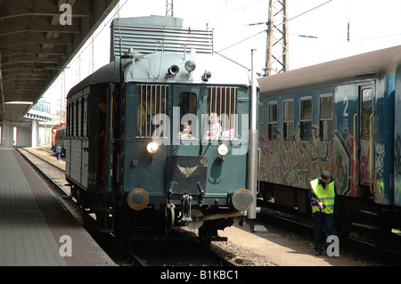 Lokführer und Kind Fahrgast, MAV Nostalgie Westbahnhof, Nyugati Bahnhof, Budapest, Ungarn, Osteuropa. Stockfoto