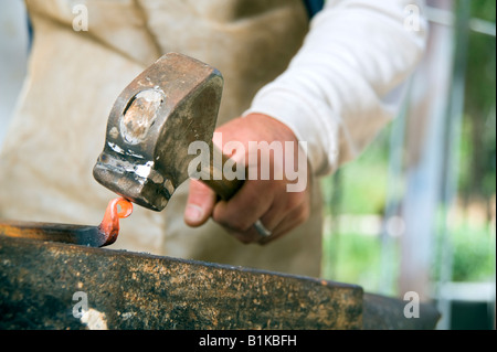 Schmied-Metallbearbeitung mit Hammer und Amboss Stockfoto