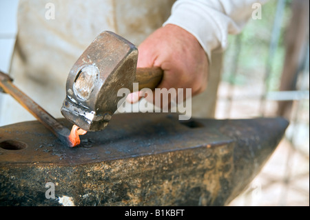 Schmied-Metallbearbeitung mit Hammer und Amboss Stockfoto