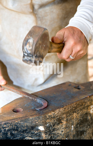 Schmied-Metallbearbeitung mit Hammer und Amboss Stockfoto