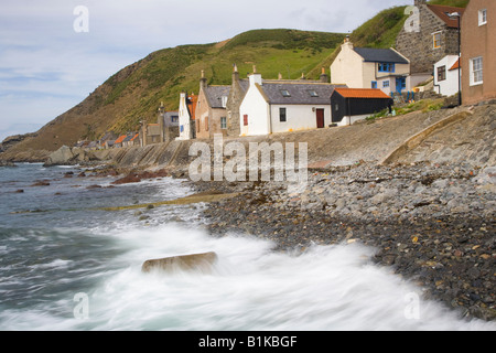 Auf Schottische ländliche Häuser und Dächer am Meer Dorf an der Küste in der Bucht von Gamrie Crovie, Banff, Banffshire, Aberdeenshire, Schottland Großbritannien Stockfoto