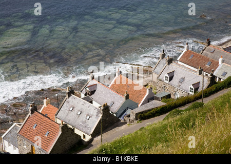 Auf Schottische ländliche Häuser und Dächer am Meer Dorf an der Küste in der Bucht von Gamrie Crovie, Banff, Banffshire, Aberdeenshire, Schottland Großbritannien Stockfoto